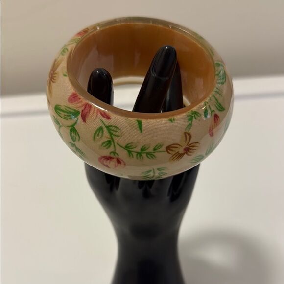 Vintage Chunky & Wide Floral Cream Lucite Bangle Bracelet. - Picture 1 of 4